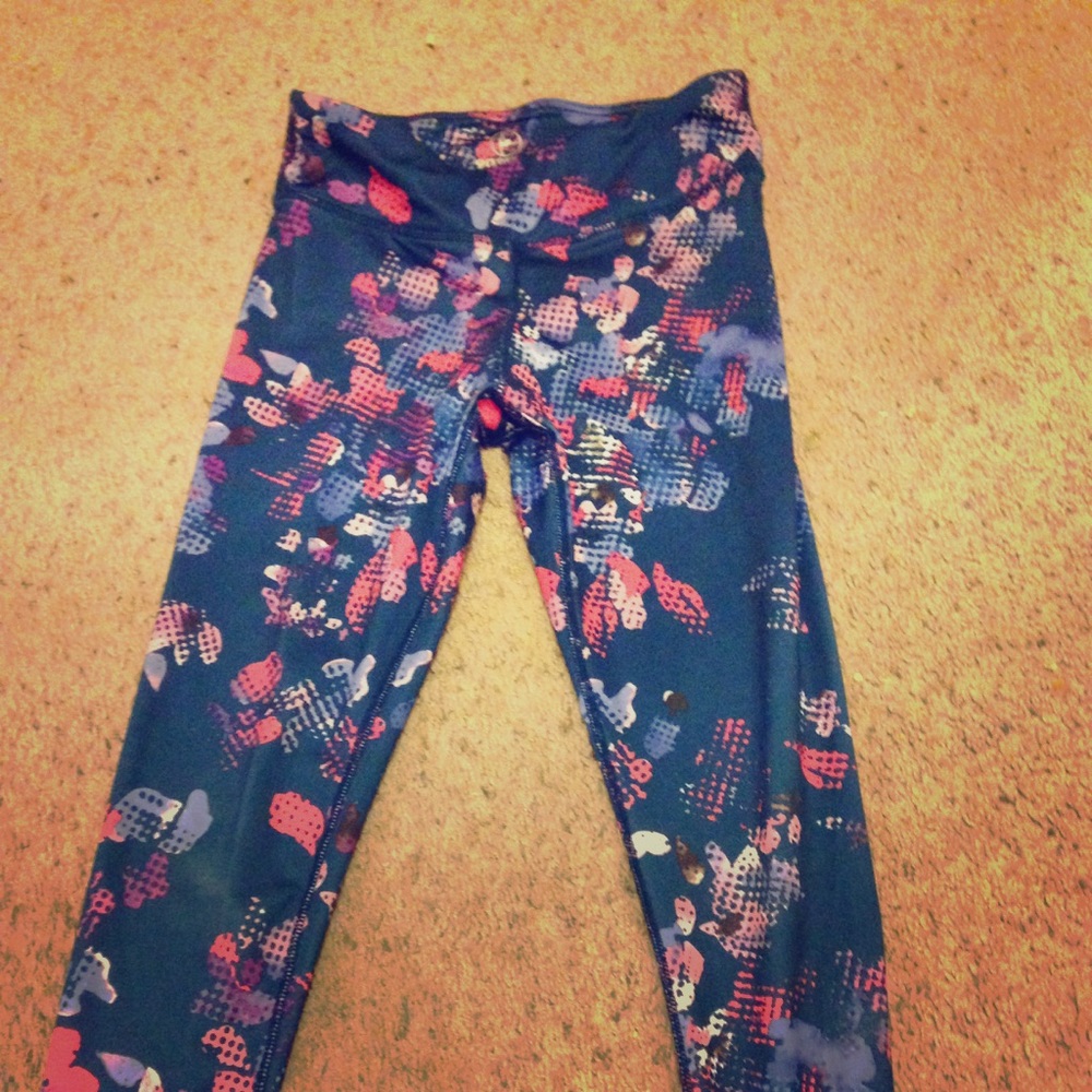 Girls pretty leggings lots of designs on it good